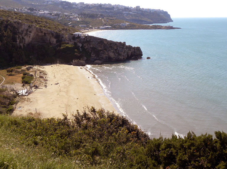 Peschici Letteratura In Spiaggia A Baia Zaiana Dentro Di Sandro Bonvissuto Destinazionegargano It